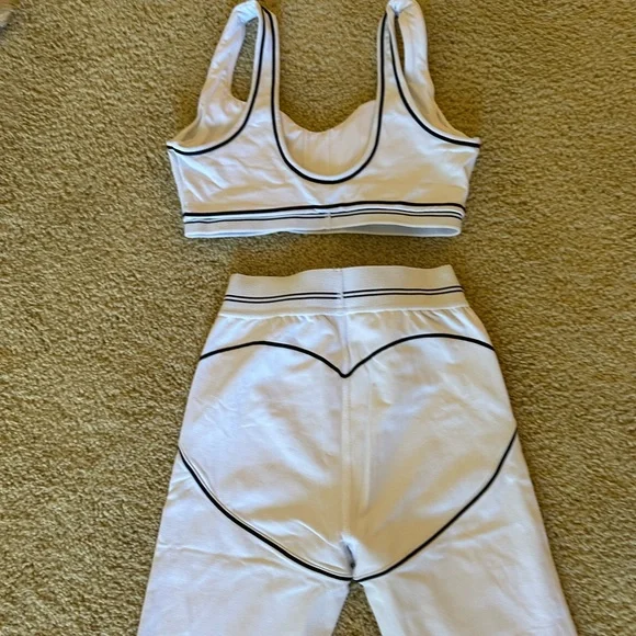 ALO Yoga Set - Airbrush High-Waist Heart Throb Legging & Sports Bra - Picture 11 of 13